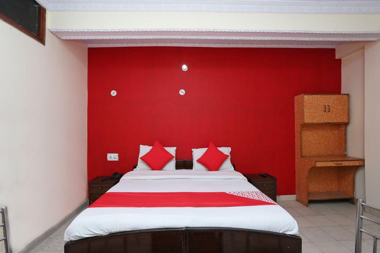 Oyo 39830 Hotel Esquire Mérath Exteriér fotografie